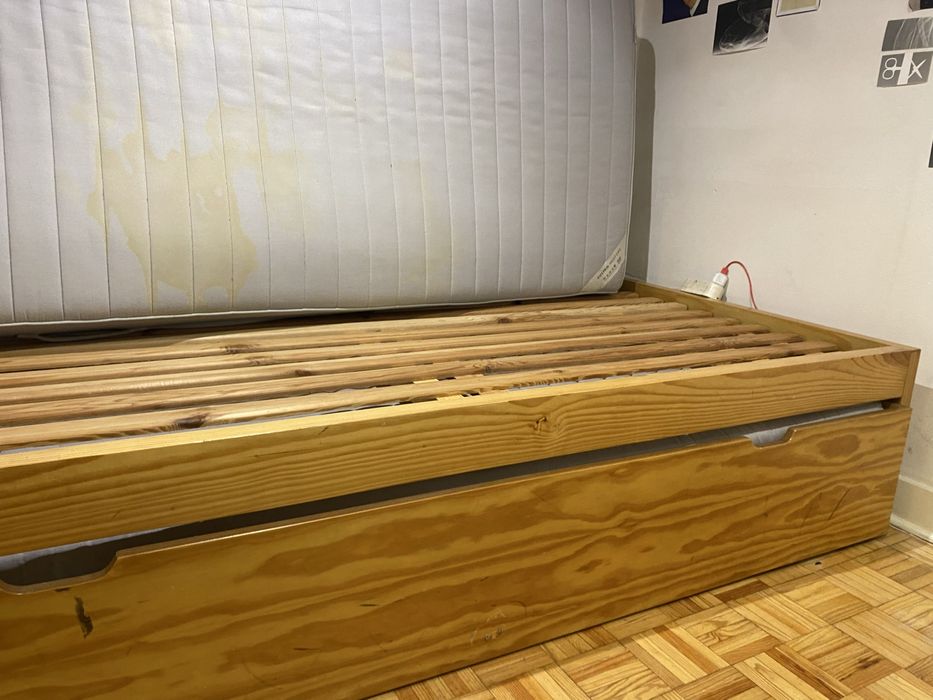 Dupla cama de solteiro com colchões