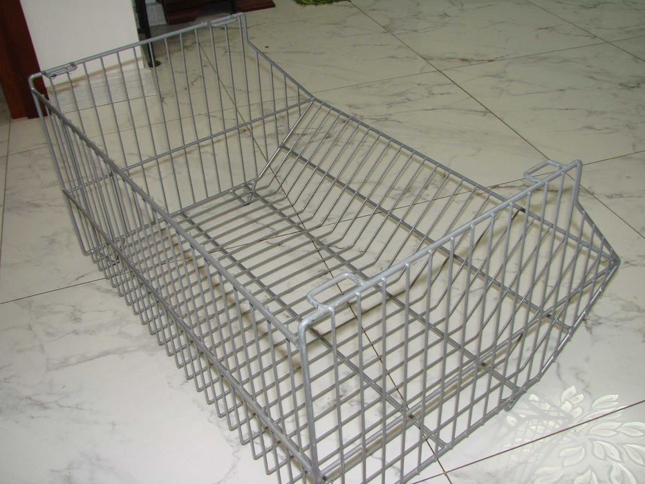 Wystawowe druciane kosze sklepowe i magazynowe