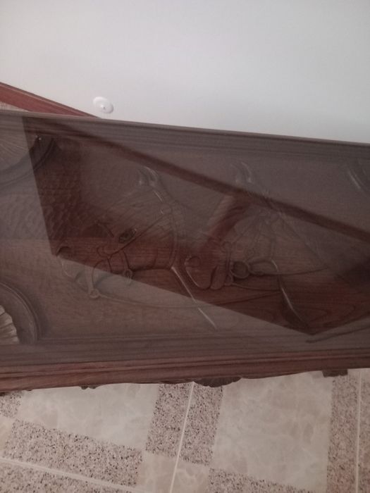 Mesa de centro antiga com trabalhado