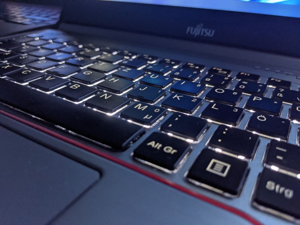 Ноутбук Fujitsu  LifeBook E736