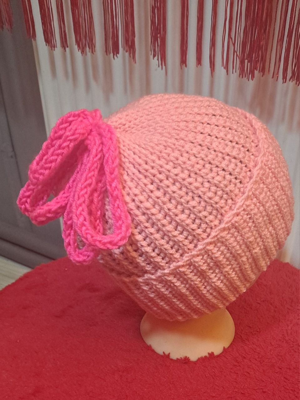 Czapka różowa z zabawnym pomponem
