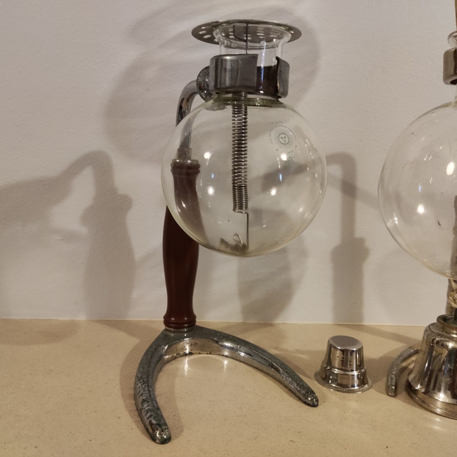 Conjunto de balões de vidro, cafeteiras antigas, vintage