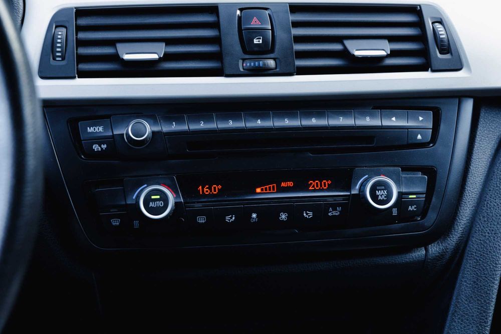BMW 318d Luxury Bancos em Pele, Farois Xenon, GPS, Gancho reboque …