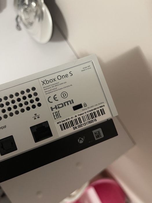 Продам Xbox One S 1TB