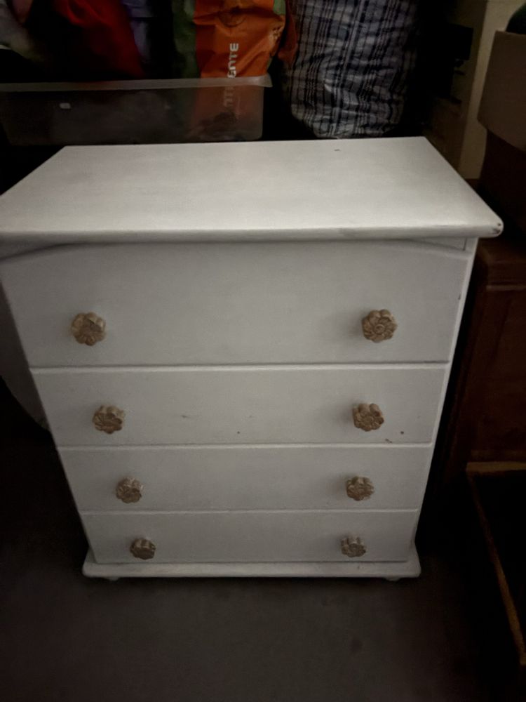 Cómoda antiga pintada a branco