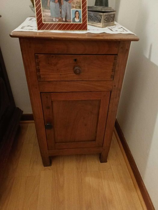 Mesa de cabeceira rústica, de fabrico manual em madeira de pinho