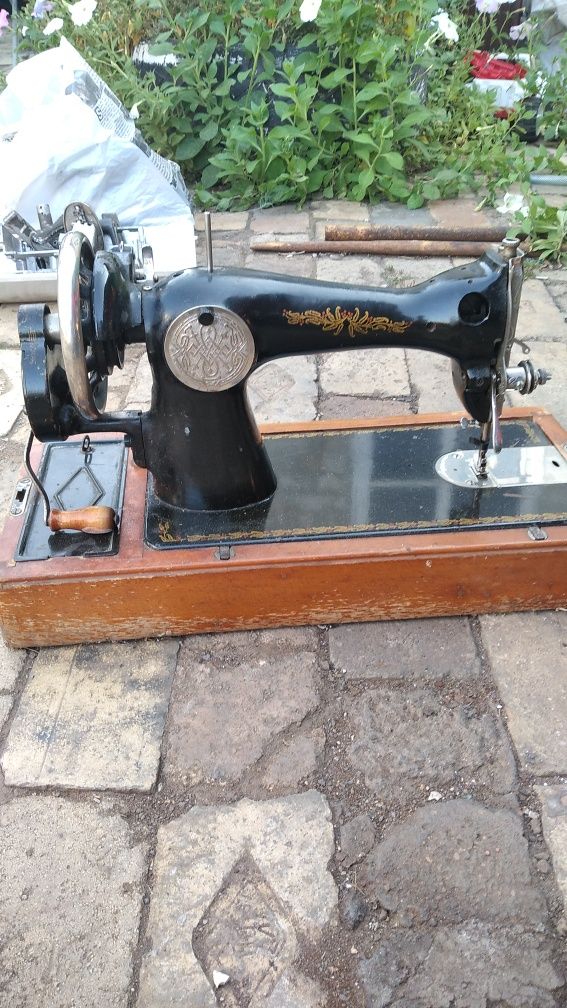 Продам старую швейную машинку в рабочем состояние