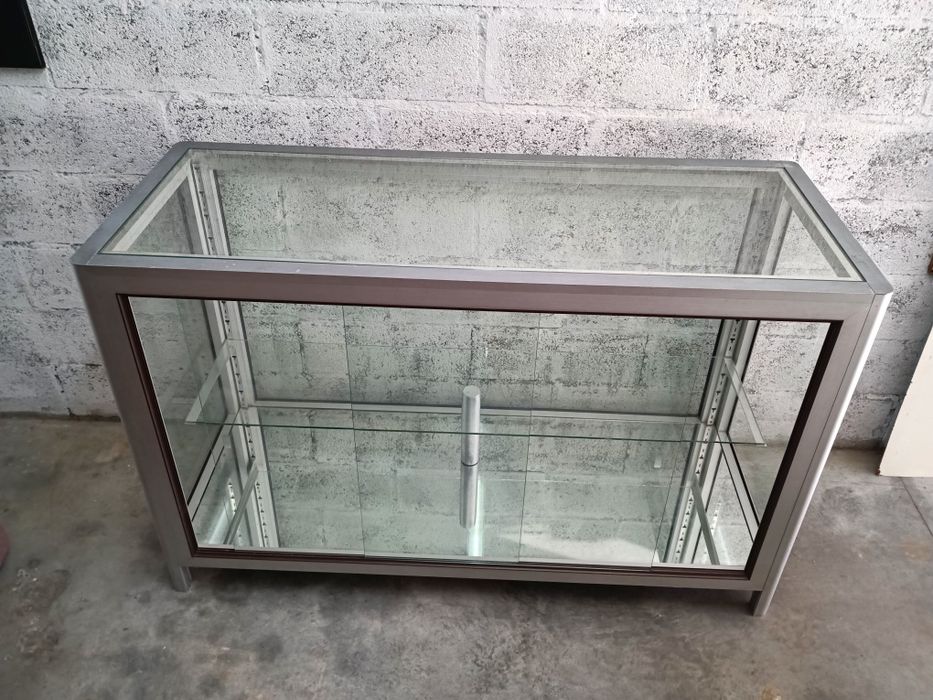 Vitrine / balcão expositor estrutura em alumínio, fundo em espelho, re