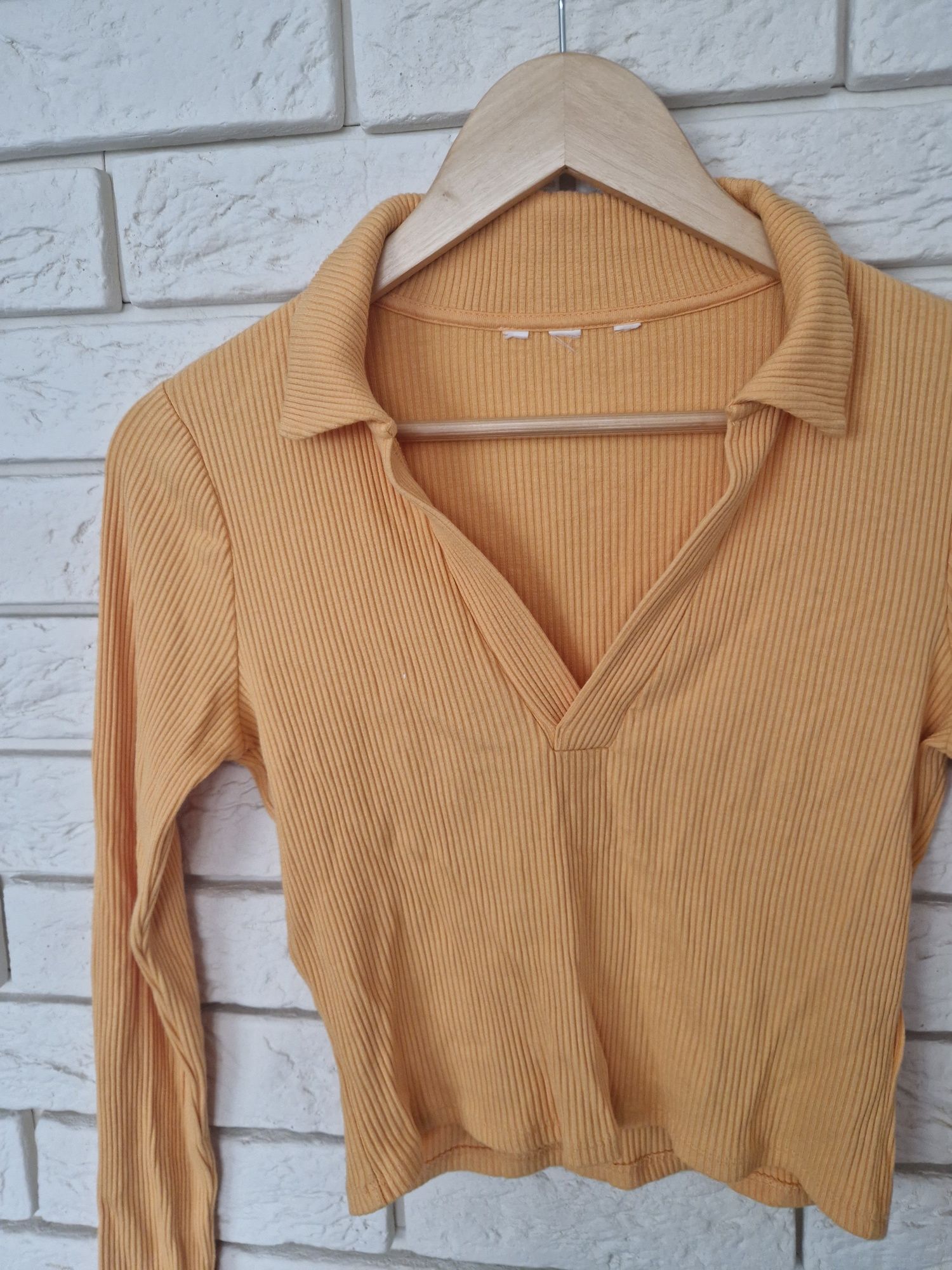 Bluzka crop top z długim rękawem z dekoltem