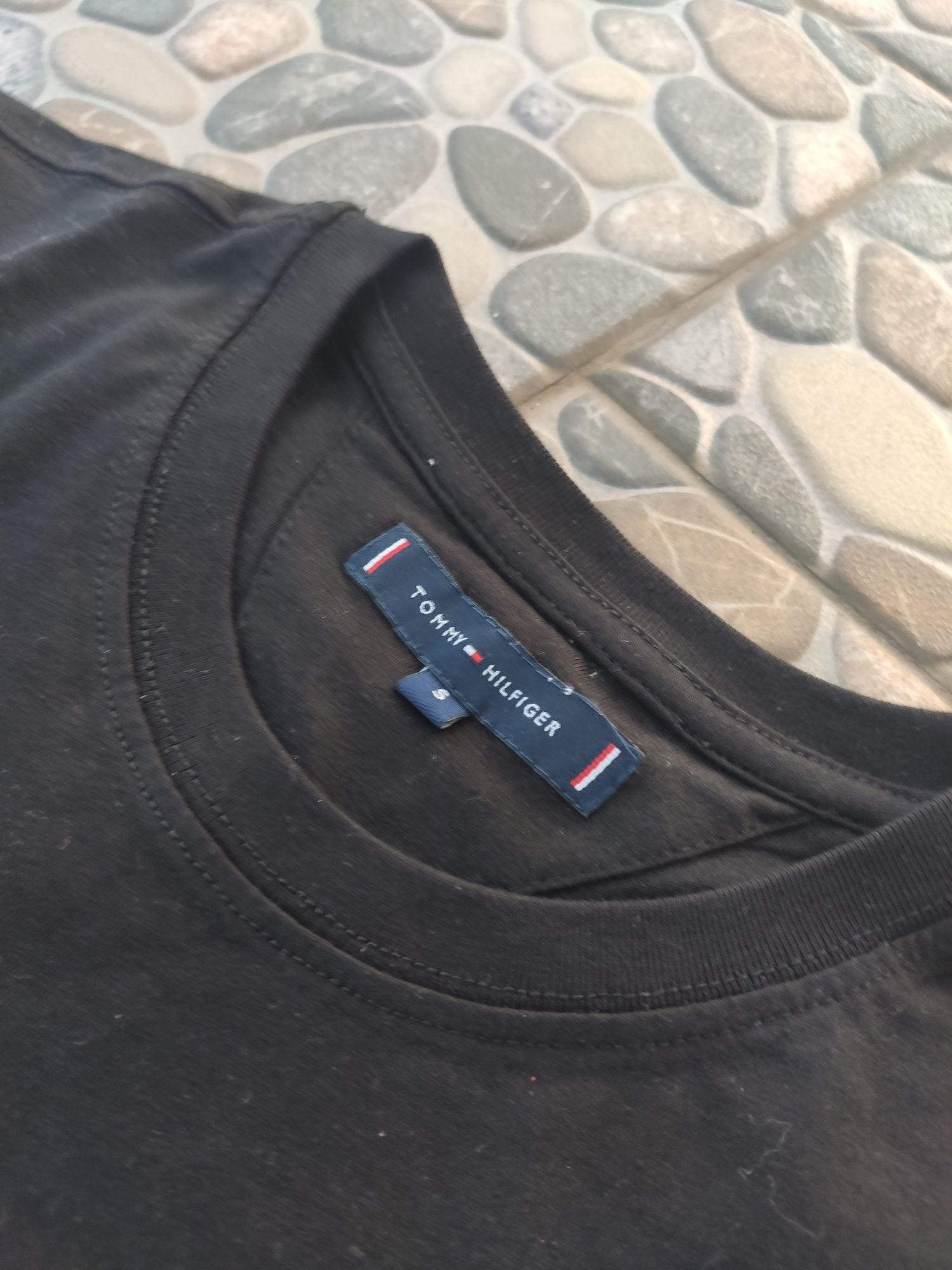 T-shirt Tommy Hilfiger Czarny ,,S" ze złotym szyciem