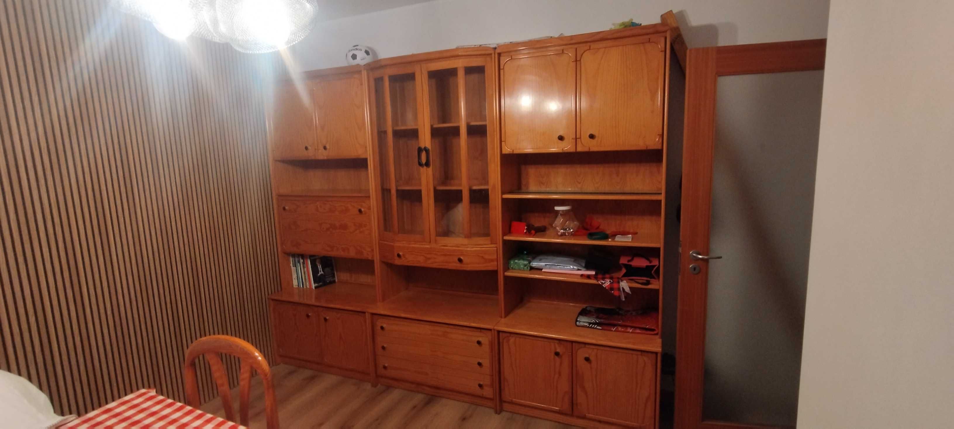 Móvel de sala com garrafeira