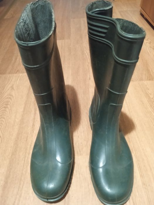 Продам чоботи резинові чоловічі.