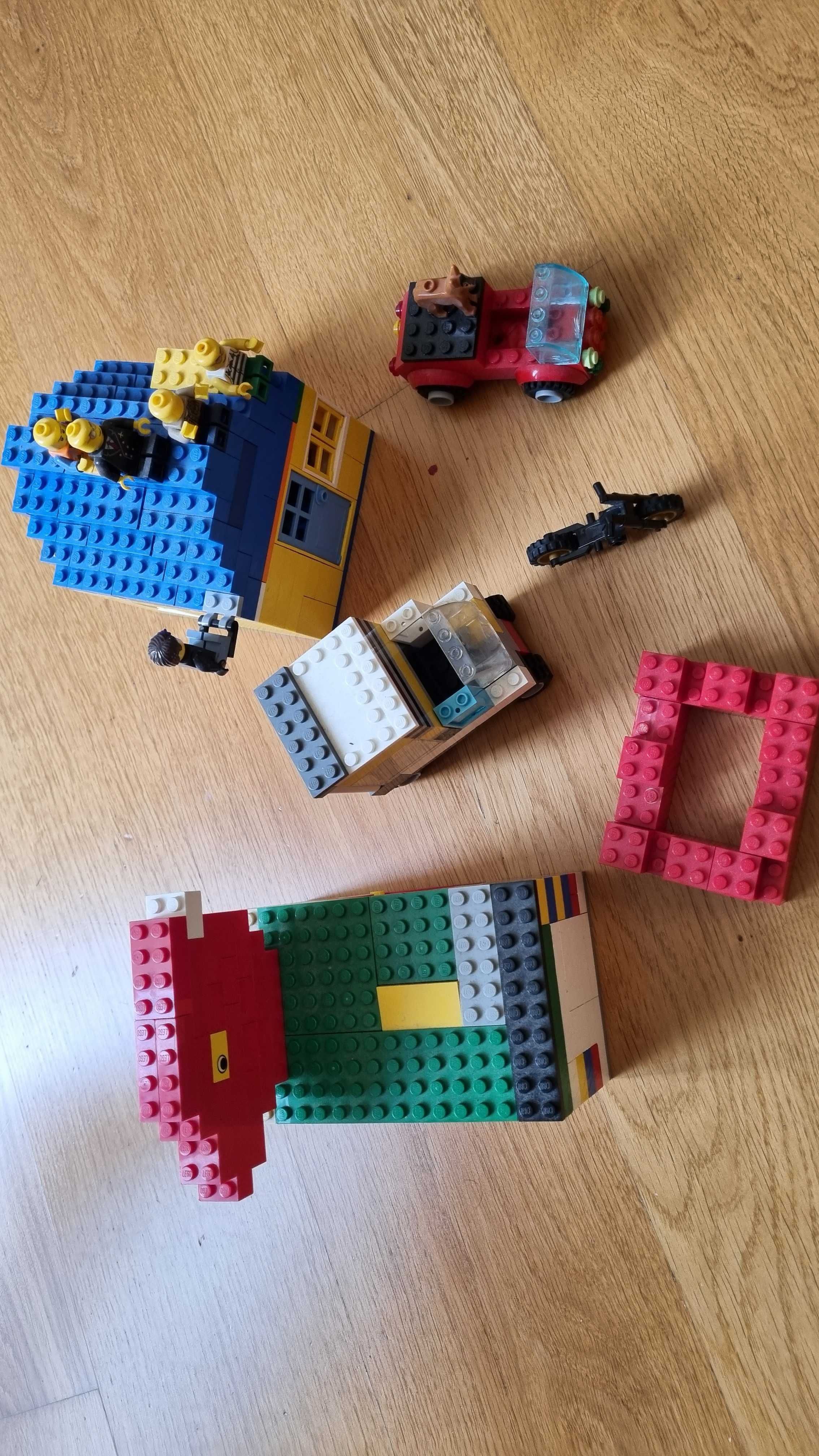 zestaw budowli z lego z ludzikami i pieskiem