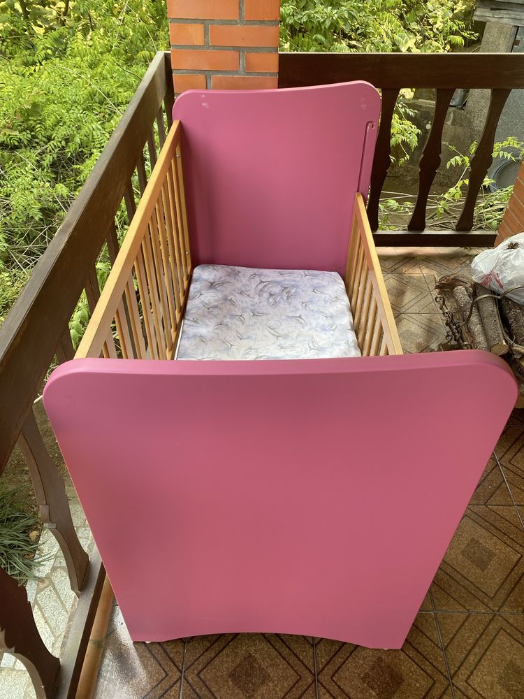 Cama de criança com colchão em bom estado de cobservação.