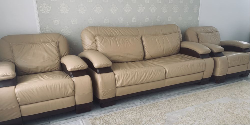 Шкіряний розкладний диван з кріслами