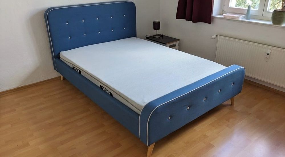 Piękne łóżko tapicerowane 140x200 na drewnianych nogach stelaż w kompl
