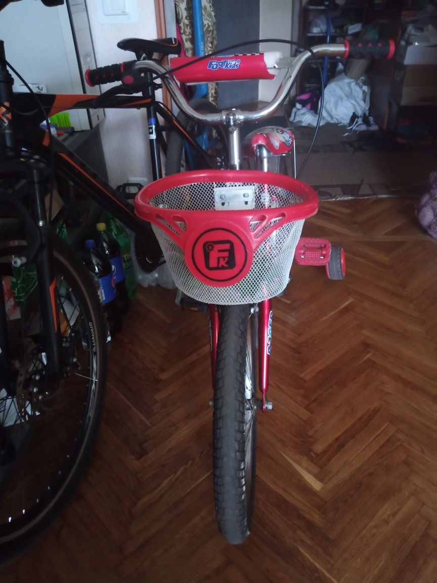 Велосипед дитячий червоний. Розрахований на дітей 6-10 років