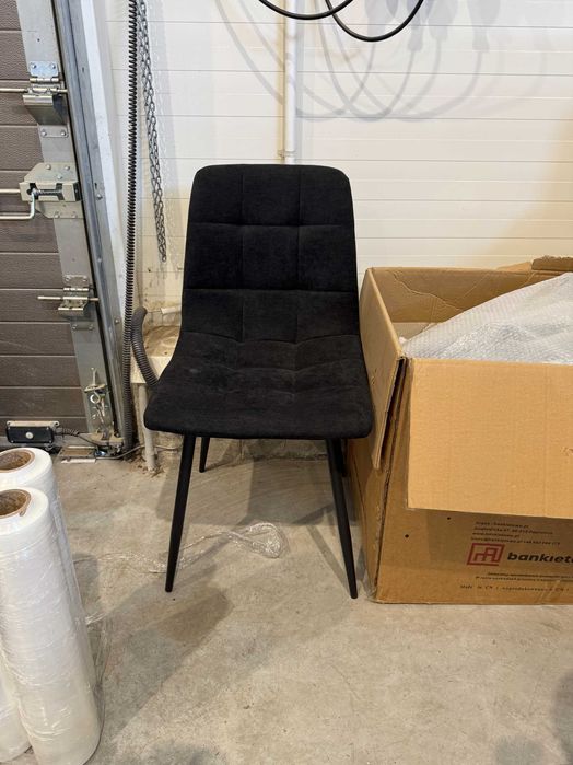 Krzesło nowoczesne tapicerowane Teddy do salonu czarne - wyprzedaż