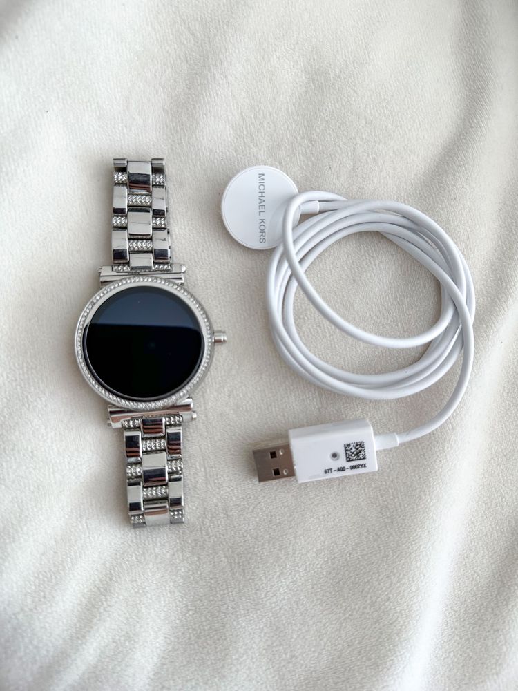 Relógio Smartwatch Michael Kors Access prateado com cristais