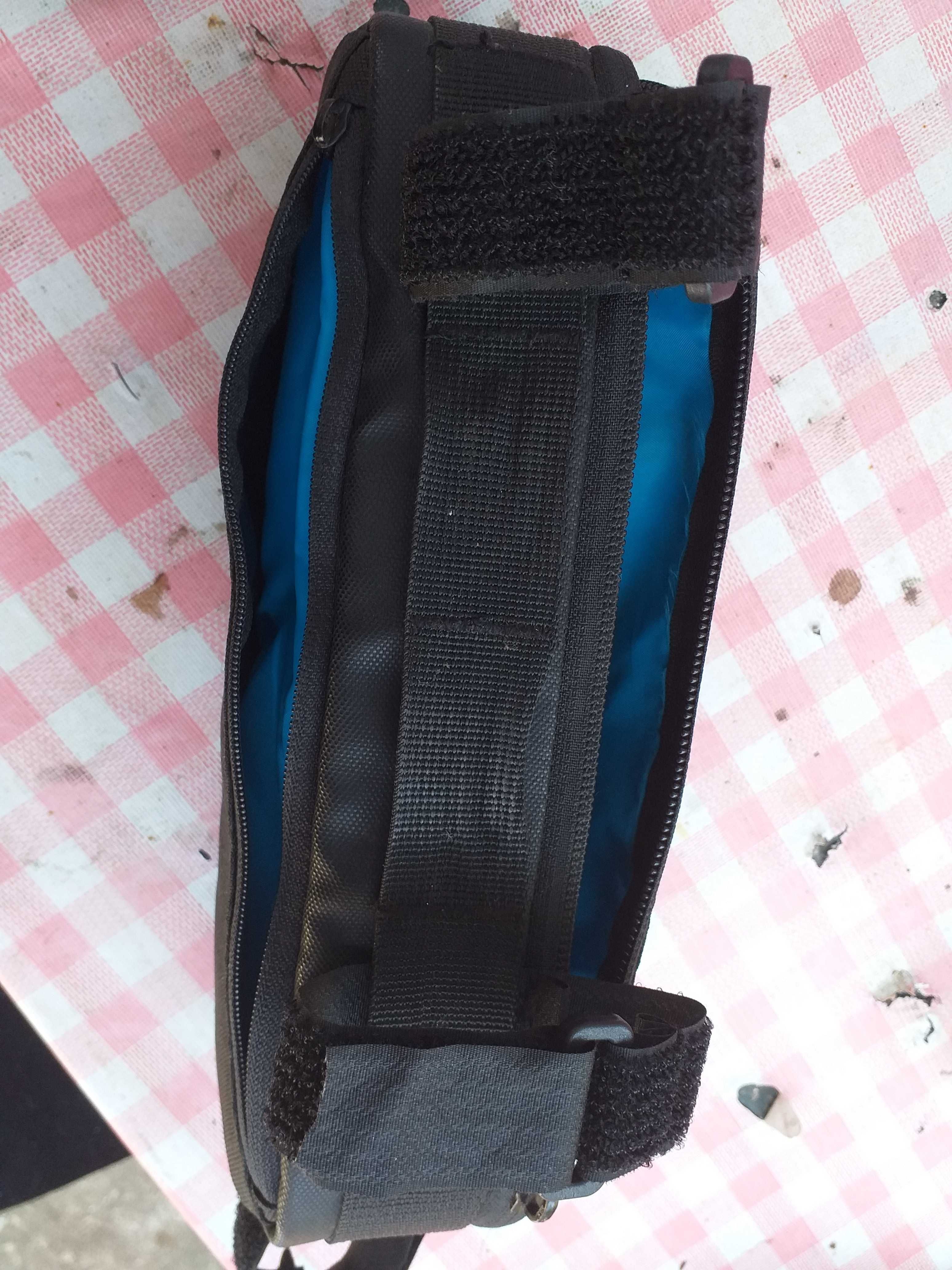 Capacete de bicicleta/skate e bolsa de ferramentas.