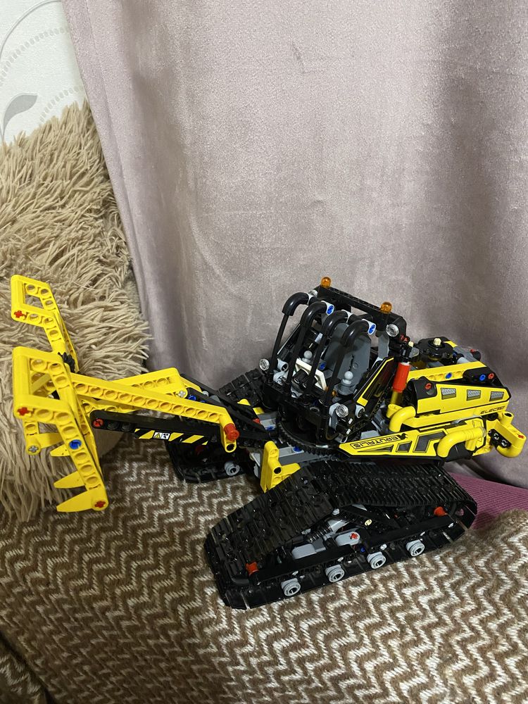 Конструктор Lego TECHNIC Гусеничний навантажувач