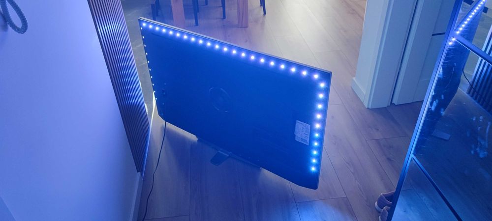 55-calowy telewizor 4K Philips 55PUS8303 z technologią Ambilight