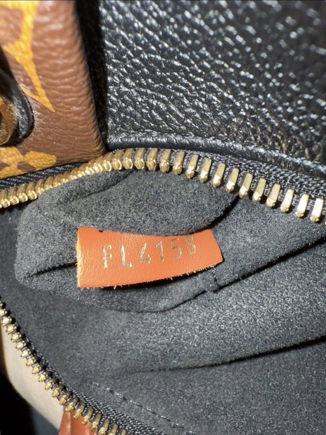 Torebka Louis Vuitton V Tote z płótna z monogramem w doskonałym stanie