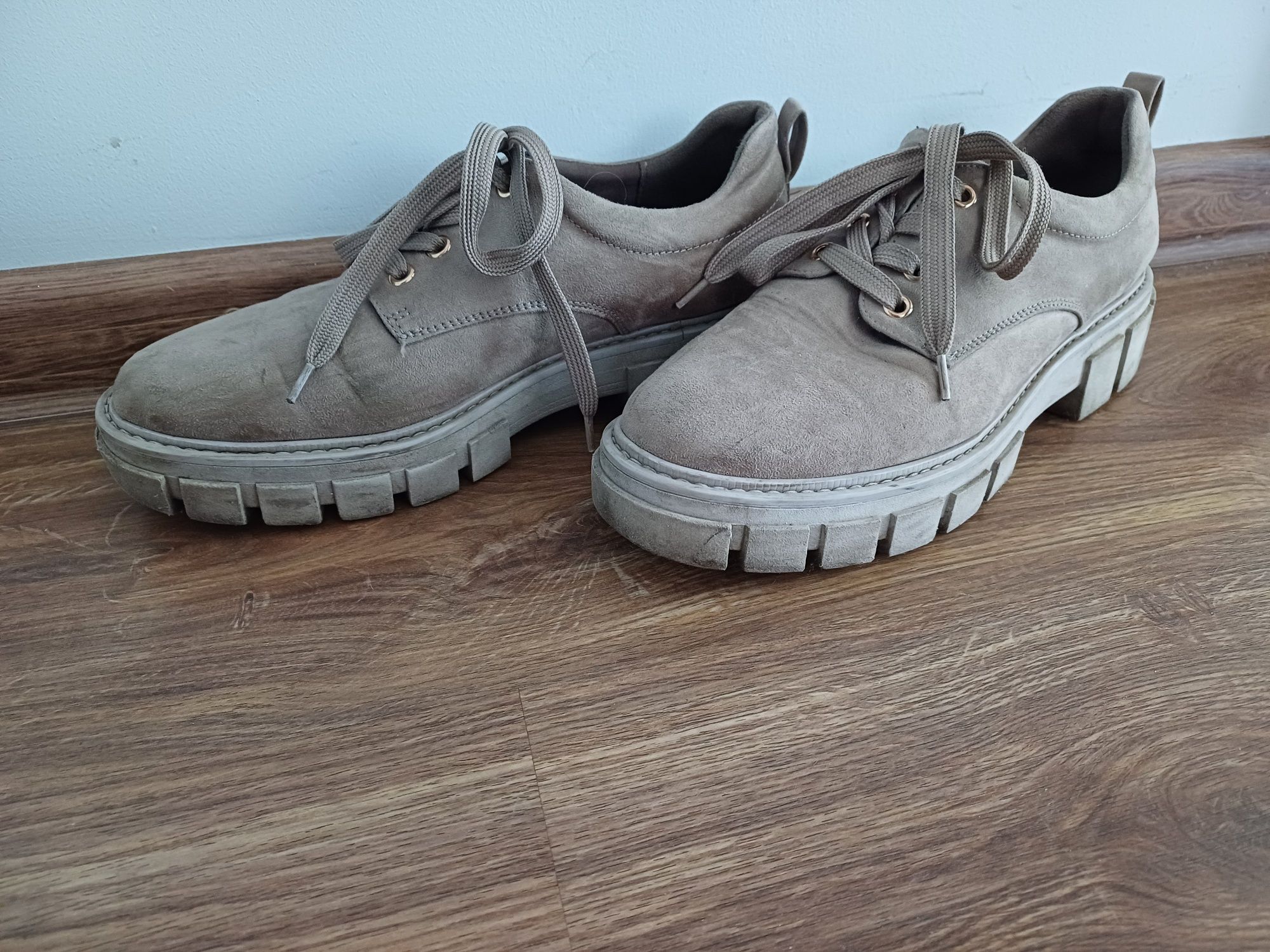 Buty damskie beżowe zamsz podeszwa koturna 39
