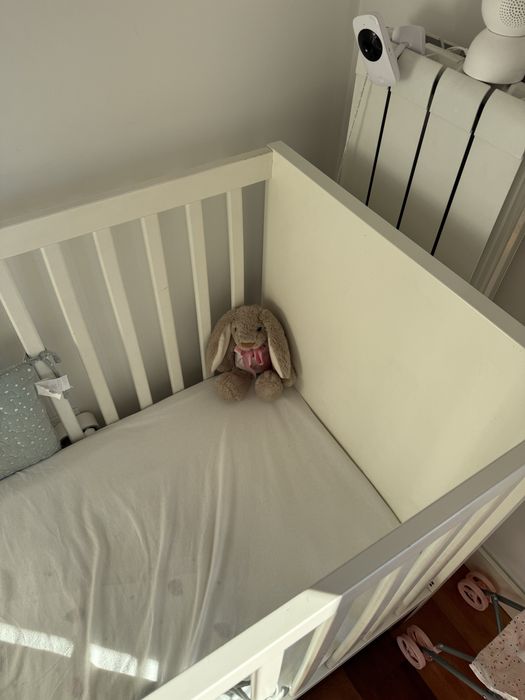 Berço com grades bebé