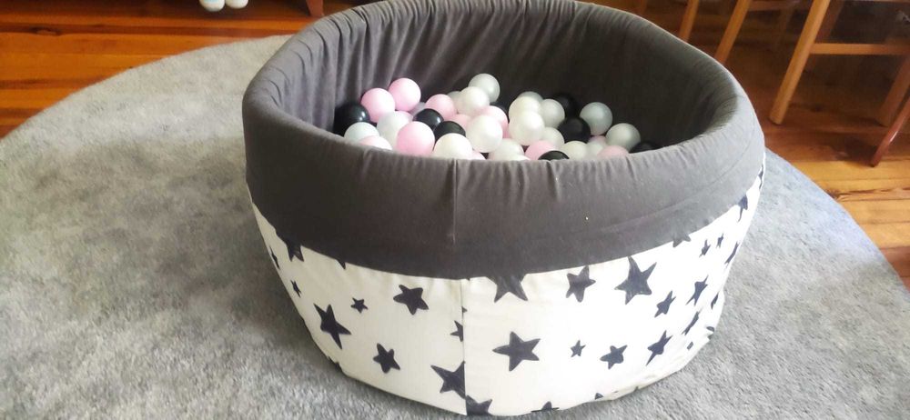 Suchy basen z kułkami