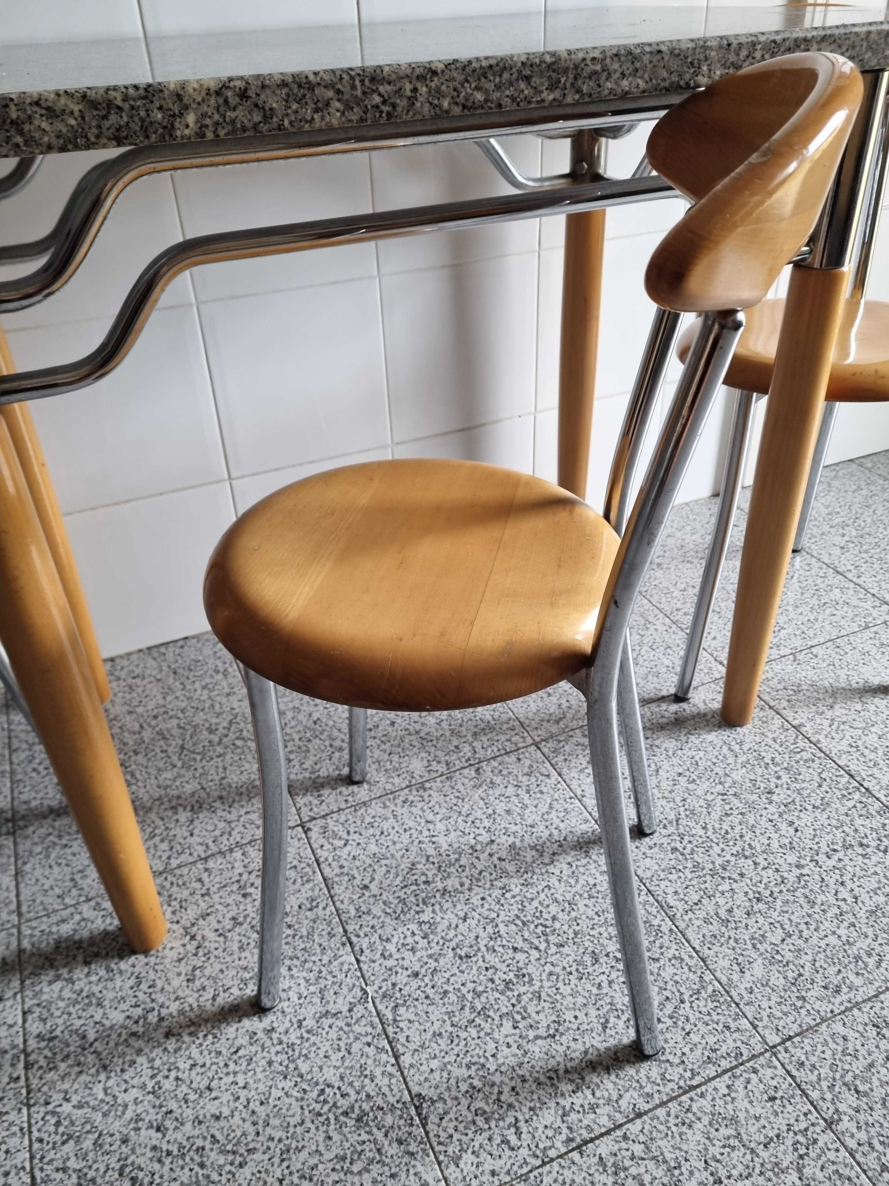 mesa de cozinha com 3 cadeiras