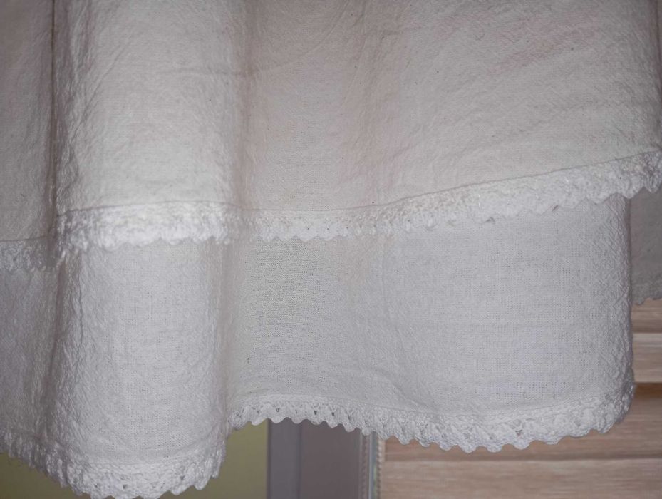 Dekoracyjna zasłonka nad okno z kokardkami – styl rustykalny