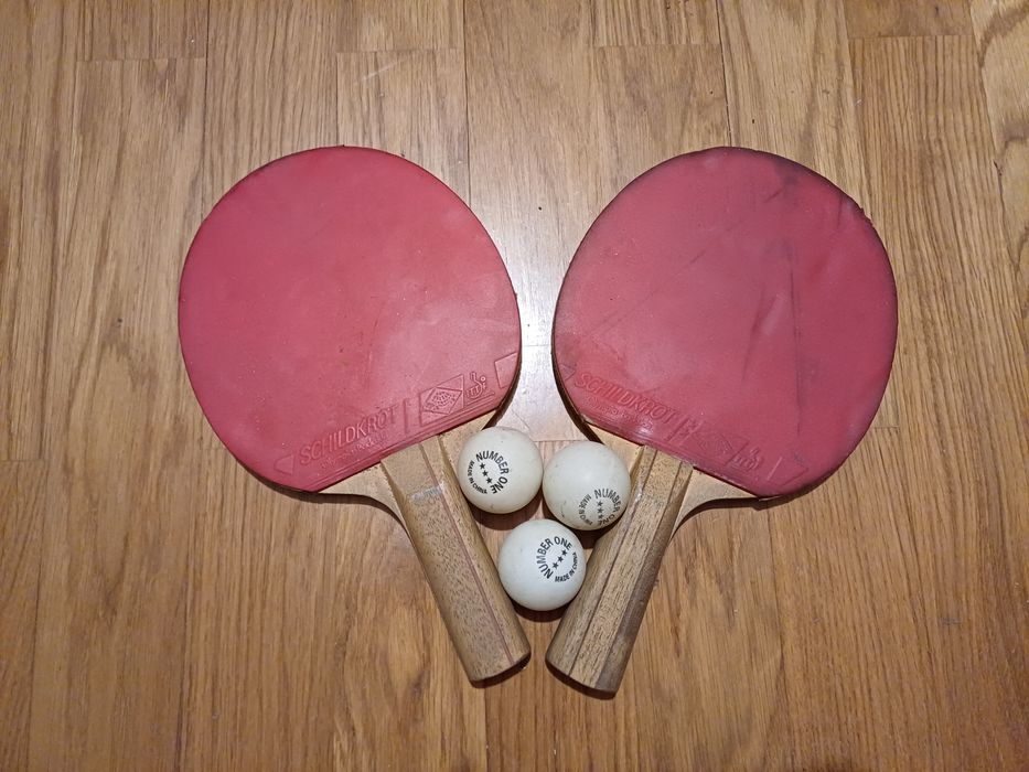 2 raquetes de ping-pong + 3 bolas