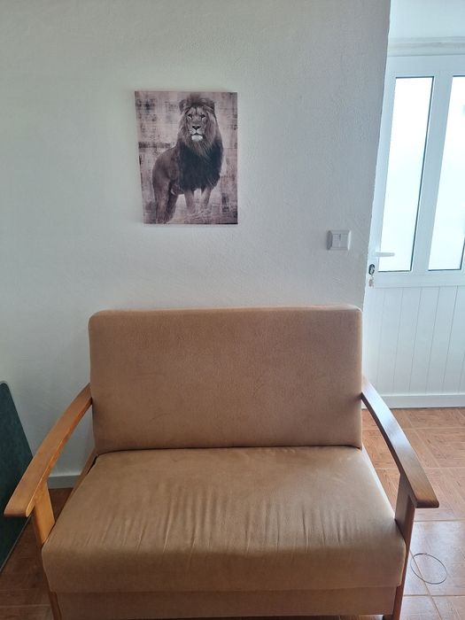 Sofá 2 lugares em suede bege com estrutura de madeira