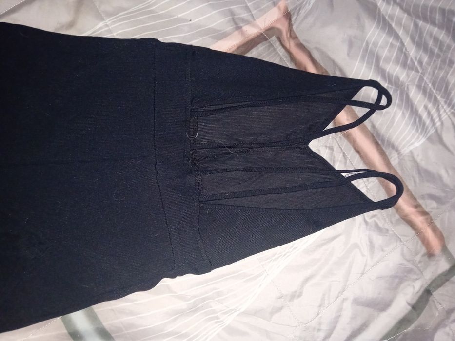 Macacao preto ajusta ao corpo
