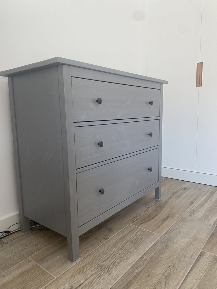 Cómoda cinzenta HEMNES com 3 gavetas com muito pouco uso.