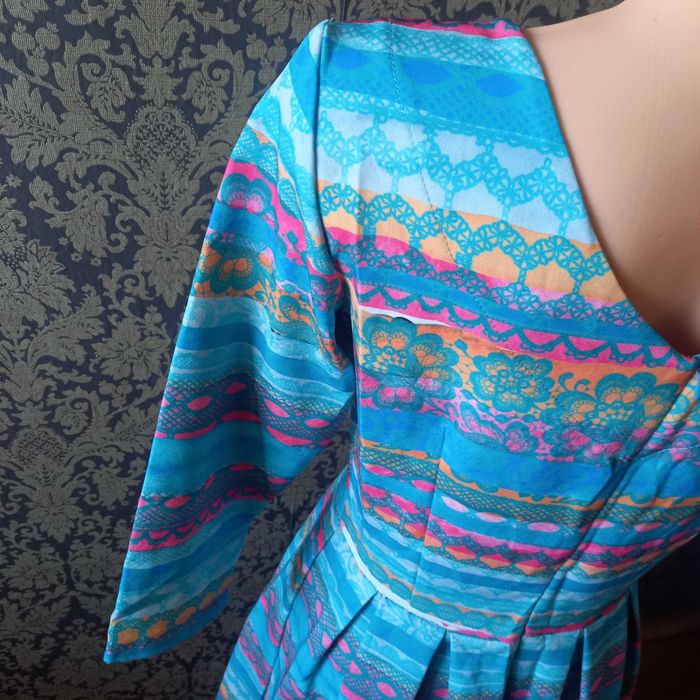 sukienka w paski wzory kolorowa rozkloszowana rękaw 3/4