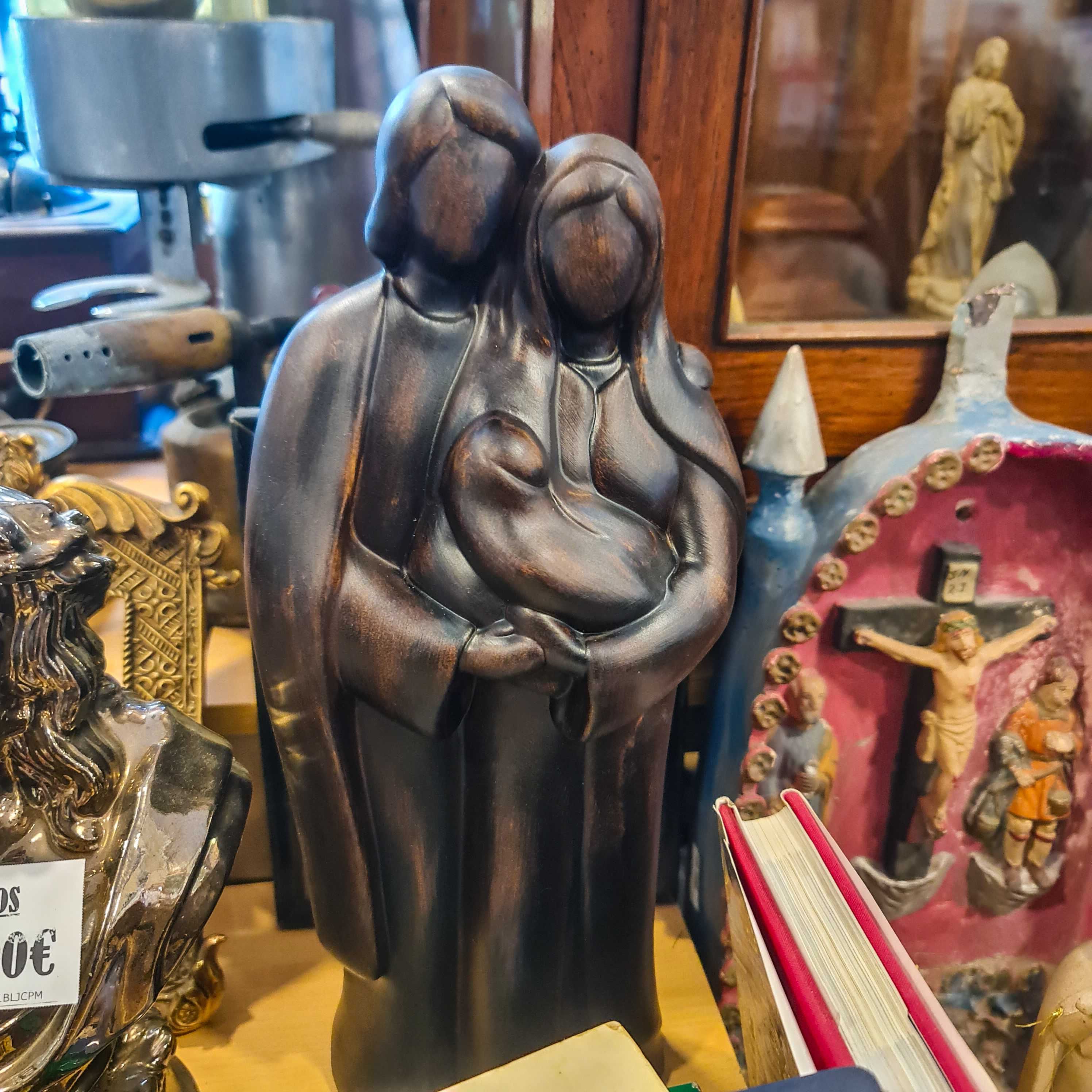 Estatueta Moderna Castanha Sagrada Família