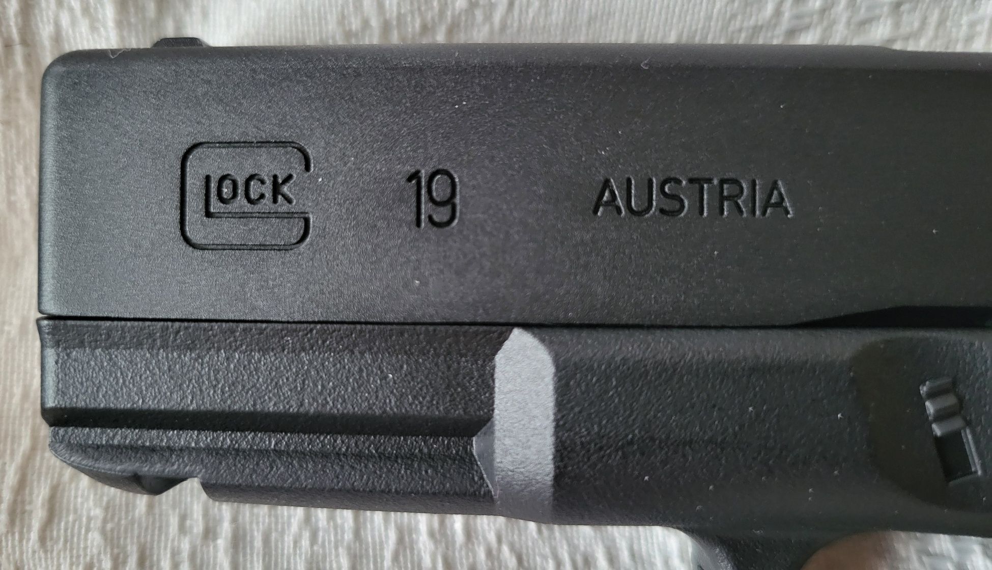 Pistola Glock 19 réplica Umarex CO2 com mala