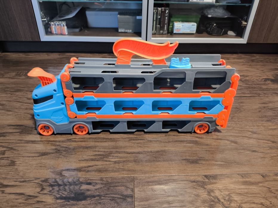 Ciężarówka Hot Wheels - wyrzutnia ( + 5 - 10 autek ) gratis.