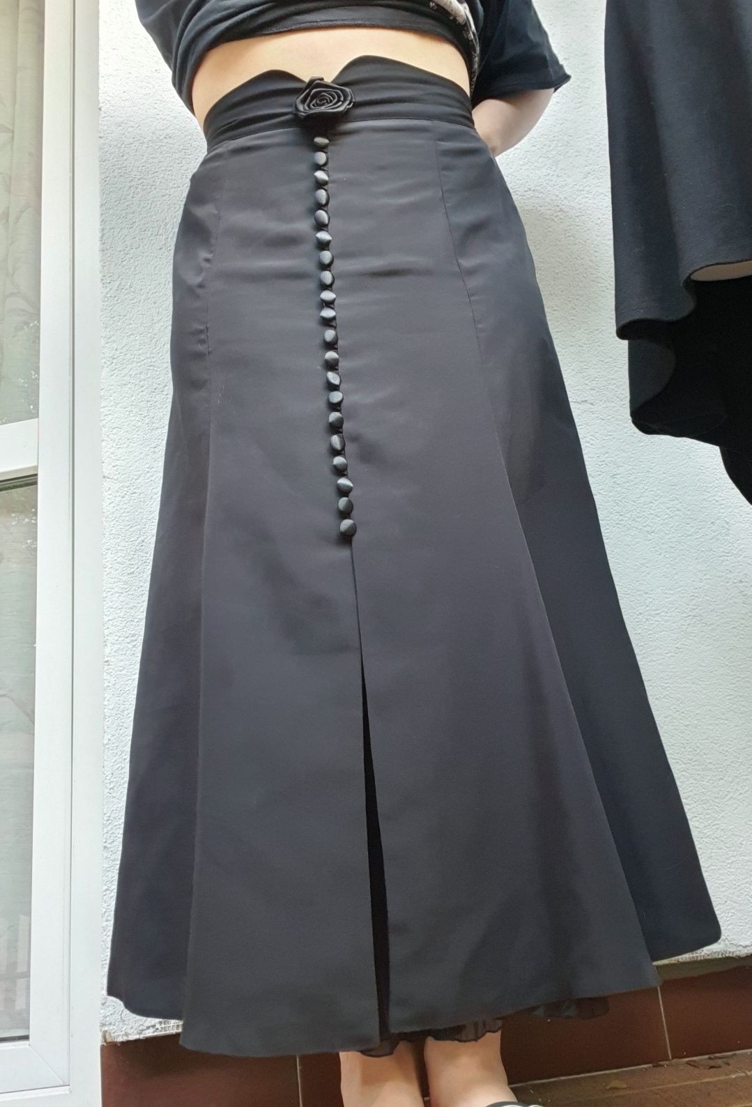 Długa gotycka spódnica z różą i guziczkami midaxi romantic goth retro