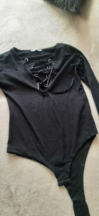 Czarne body z dekoltem