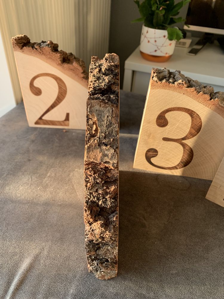 Rustykalne, drewniane numerki na stoły weselne;