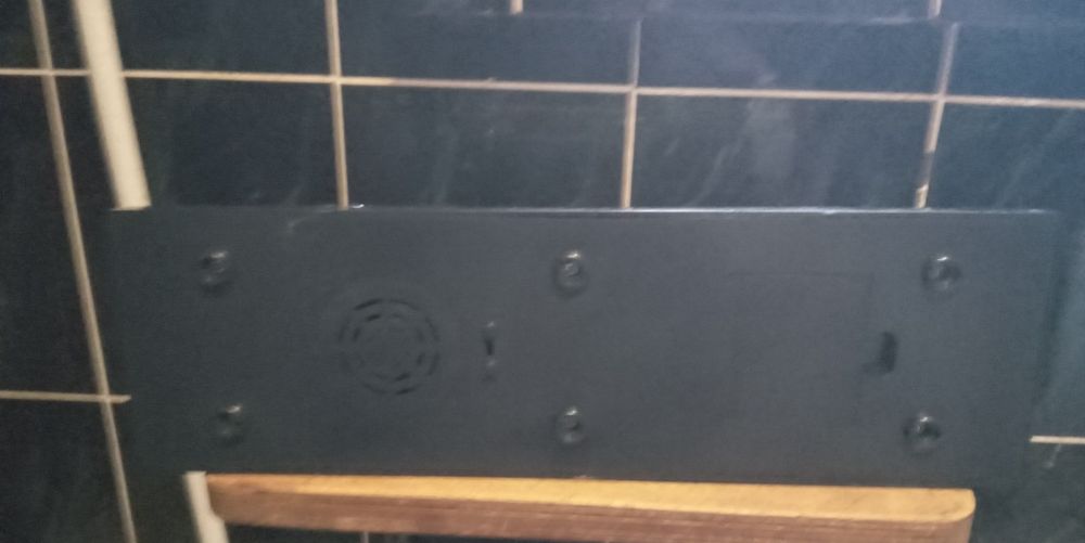 Продаються два годинники