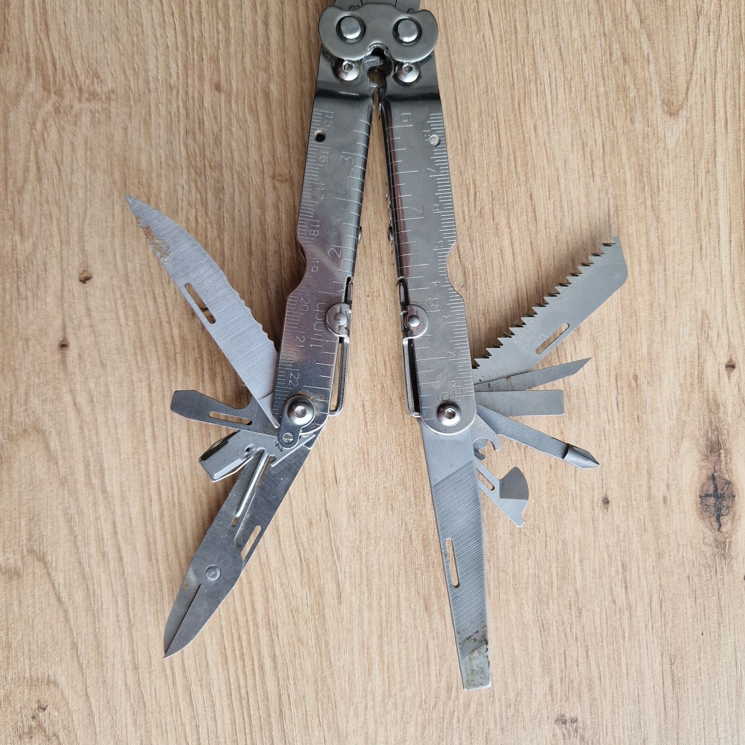 Multitool SOG 18 w 1 pokrowiec