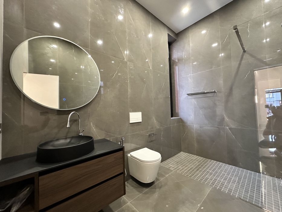 Будинок в закритому котеджному містечку з шикарним новим ремонтом