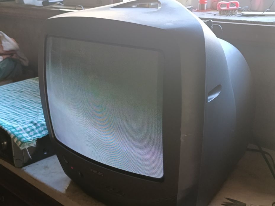 TV a cores  de 37 cm a funcionar bem.