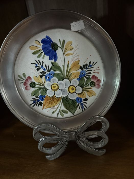 Prato em estanho com flores