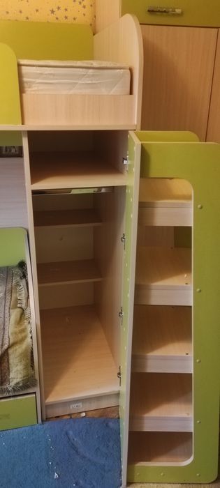 Дитяча спальня Двохповерхове ліжко Шафа Стіл Полиці