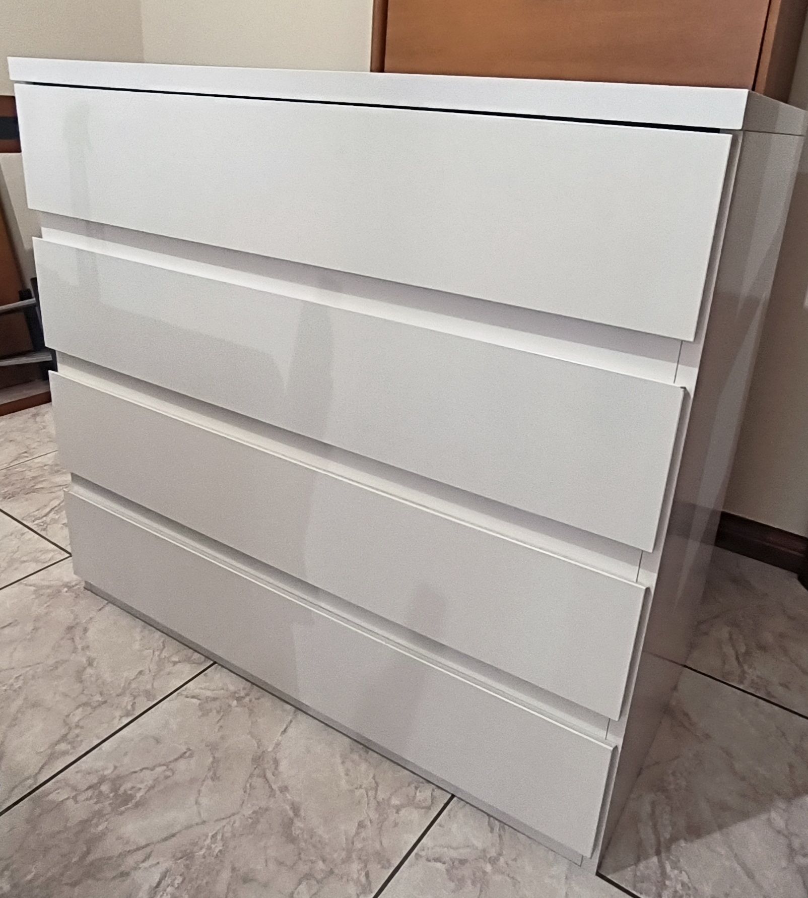 Cómoda branca com 4 gavetas